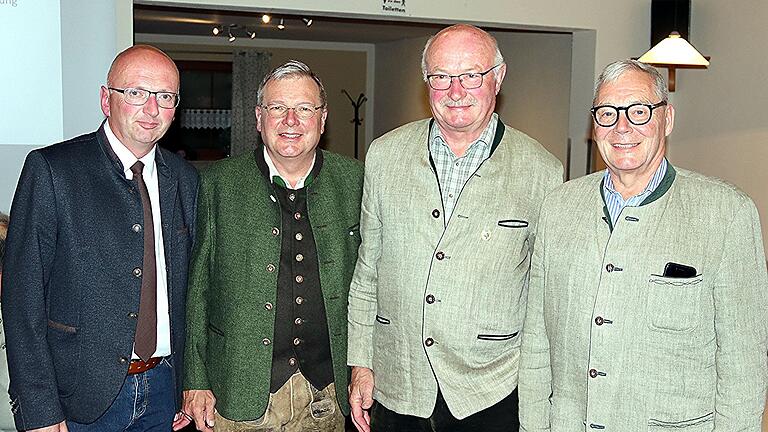 Für ein Vierteljahrhundert an de Spitze der BJV-Kreisgruppe Ebern, erhielt Helmut Sieghörtner (Zweiter von rechts) die BJV-Ehrennadel in Gold. Ihm gratulierten (von links): Vorsitzender Markus Oppelt, BJV-Präsident Ernst Weidenbusch und Bezirksvorsitzender Enno Piening.