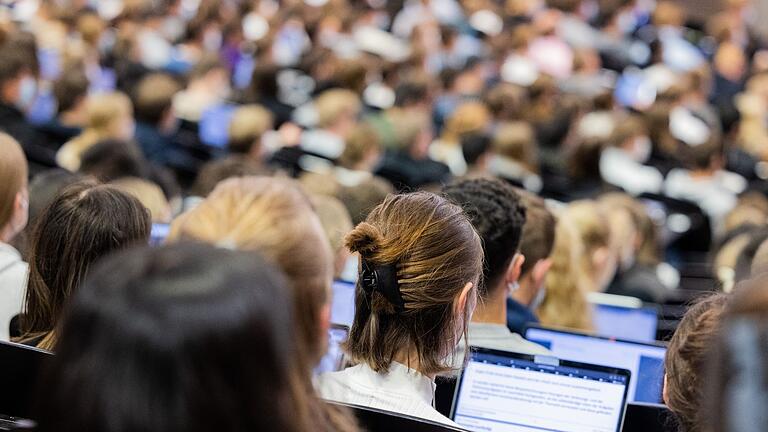 Studierende im Hörsaal       -  Die Wahrscheinlichkeit, einen Hochschulabschluss zu erlangen, steigt, wenn man Eltern hat, die ebenfalls studiert haben.