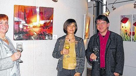 Gold und Malerei in Divino       -  (wabr)   Goldschmiedearbeiten von Doris Endres (links) und kreative Malerei von Claudia Schimmel-Werb (Mitte) werden seit Sonntagnachmittag in der Divino Nordheim-Thüngersheim ausgestellt. In Beisein von Geschäftsführer Wendelin Grass (rechts) gaben die Künstlerinnen im Rahmen der Vernissage einen Einblick über die Arbeiten ihrer Ausstellung, die ab sofort bis Mitte April 2014 in der Zeit von 9 bis 18 Uhr (Montag bis Samstag) und 10 bis 18 Uhr (Sonntag) in der Divino Nordheim besucht werden.