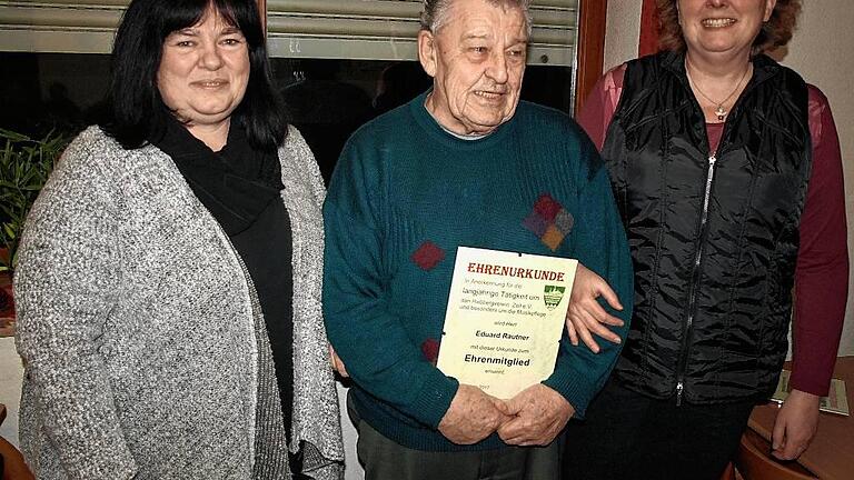 Das Ehepaar Gertraut und Eduard Rautner (Mitte) erhielt die Ehrenmitgliedschaft des Haßbergvereins Zeil. Mit &bdquo;Edi&ldquo; freuen sich Vorsitzende Gabi Stahl (links) und ihre Stellvertreterin Sabine Sturm (rechts).