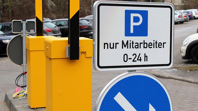 Neue Schranken an eigens eingerichteten Mitarbeiterparkplätzen werden in Kürze in Betrieb genommen. Dann stehen diese Parkflächen nur noch Mitarbeitern zur Verfügung und sollen so die Parksituation auf dem Campus entspannen. Neue Schranken an eigens eingerichteten Mitarbeiterparkplätzen werden in Kürze in Betrieb genommen. Dann stehen diese Parkflächen nur noch Mitarbeitern zur Verfügung und sollen so die Parksituation auf dem Campus entspannen.