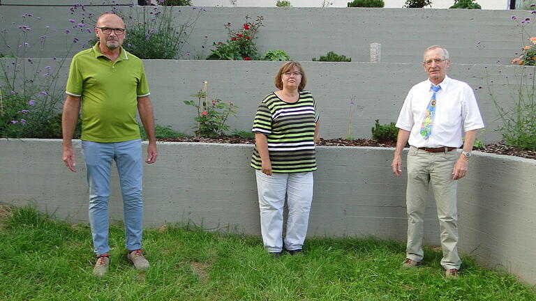 Das Bild zeigt von links Ruthard Schneider, Sonya Menninger sowie Vorsitzenden Bernhard Remler.