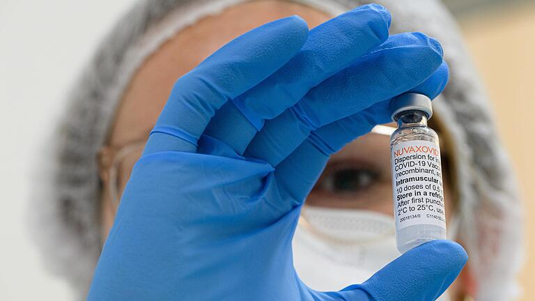 Ein Mitarbeiterin im Impfzentrum hält eine Ampulle mit dem neuen Corona-Impfstoff von Novavax in der Hand. Große Hoffnung lag auf dem neuen Impfstoff, dennoch geht es auch in Rhön-Grabfeld nur noch langsam voran beim Impfen. Ein Mitarbeiterin im Impfzentrum hält eine Ampulle mit dem neuen Corona-Impfstoff von Novavax in der Hand. Große Hoffnung lag auf dem neuen Impfstoff, dennoch geht es auch in Rhön-Grabfeld nur noch langsam voran beim Impfen.
