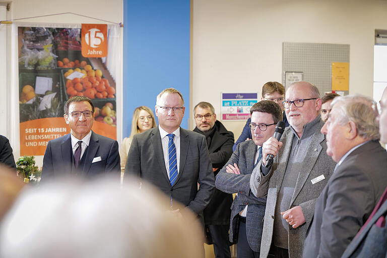 'Wir als Diakonisches Werk freuen uns außerordentlich über eine solch großzügige Spende. Das Geld kommt gerade richtig in einer Zeit, in der steigende Kosten für Unterhalt und Energie sowie rückläufige Warenzugänge die Tafelbetriebe geradezu ans Limit bringen', sagte Wolfgang Pempe, Geschäftsführer Diakonisches Werk im Main-Tauber-Kreis. 'Wir als Diakonisches Werk freuen uns außerordentlich über eine solch großzügige Spende. Das Geld kommt gerade richtig in einer Zeit, in der steigende Kosten für Unterhalt und Energie sowie rückläufige Warenzugänge die Tafelbetriebe geradezu ans Limit bringen', sagte Wolfgang Pempe, Geschäftsführer Diakonisches Werk im Main-Tauber-Kreis.