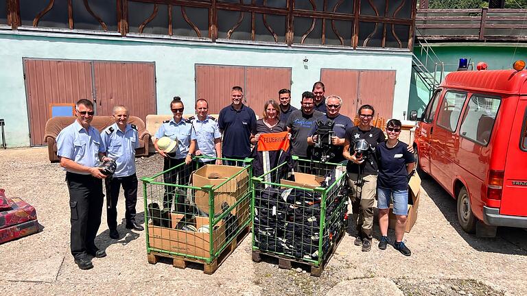 Die Freude war groß bei der Übergabe der Feuerwehr-Ausrüstung und des Transporters an die Menschen in Anina: (von links) Kreisbrandrat Michael Reitzenstein, drei Vertreter der Feuerwehr Anina, und die Delegation aus dem Landkreis Würzburg mit Heiko Menig, Claudia Hahn, Martin Lanig, Christian Hartmann, Andreas Bauer, Thomas Janousch, Liane Batea sowie Anne Schustek.