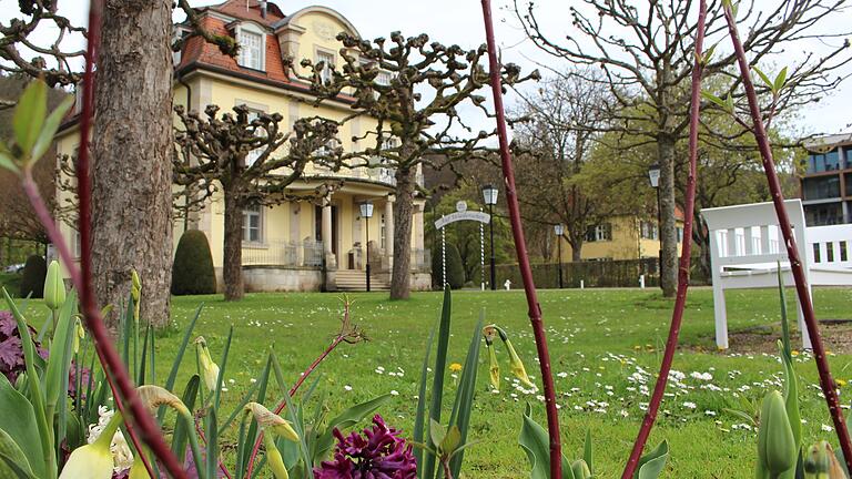 Haus Löwe im Staatsbad Brückenau ist heute ein Biergarten. Einst soll die Geliebte von König Ludwig I., Lola Montez, dort untergebracht worden sein. - Haus Löwe im Staatsbad Brückenau ist heute ein Biergarten. Einst soll die Geliebte von König Ludwig I., Lola Montez, dort untergebracht worden sein. Haus Löwe im Staatsbad Brückenau ist heute ein Biergarten. Einst soll die Geliebte von König Ludwig I., Lola Montez, dort untergebracht worden sein. - Haus Löwe im Staatsbad Brückenau ist heute ein Biergarten. Einst soll die Geliebte von König Ludwig I., Lola Montez, dort untergebracht worden sein.