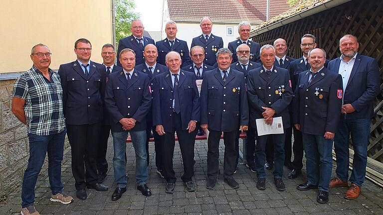 Seit 40 und 25 Jahre im Dienst der Freiwilligen Feuerwehr Strüth. Das Bild zeigt die ausgezeichneten Mitglieder mit (links): Erich Mitnacht, Tobias Hofmann und Michael  Reitzenstein. Auf der rechten Seite: Markus Dürr, Christian Kollert und Landrat Thomas Eberth.