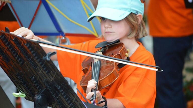 Zum 2. Symphonic Mob am 2. Juli 2023 kamen rund 600 Musikbegeisterte fast aller Altersgruppen in den Kurgarten in Bad Kissingen. Zum 2. Symphonic Mob am 2. Juli 2023 kamen rund 600 Musikbegeisterte fast aller Altersgruppen in den Kurgarten in Bad Kissingen.