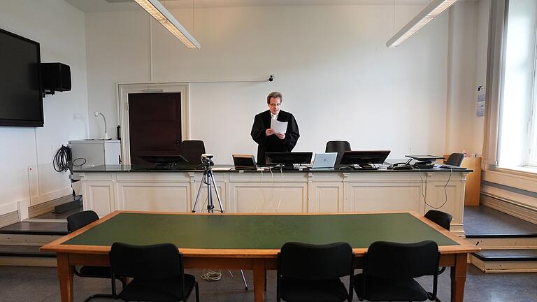 Urteil im Markenstreit um Online-Rätsel „Wordle” - Landgericht-Richter Sebastian Weihrauch verkündet im menschenleeren Sitzungssaal im Ziviljustizgebäude das Urteil im Markenstreit um das Online-Rätsel „Wordle”. Urteil im Markenstreit um Online-Rätsel „Wordle” - Landgericht-Richter Sebastian Weihrauch verkündet im menschenleeren Sitzungssaal im Ziviljustizgebäude das Urteil im Markenstreit um das Online-Rätsel „Wordle”.