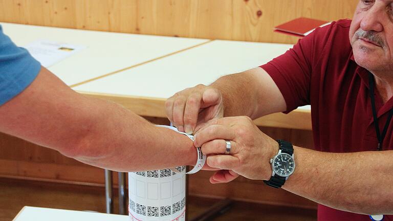 Blutspende beim Roten Kreuz in Bad Kissingen       -  Jeder Spender bekommt ein Armband mit einem zehnstelligen QR-Code.