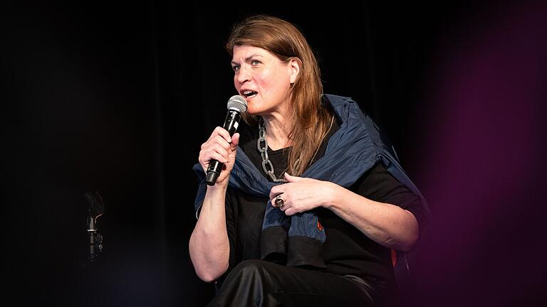 Die parteilose OB-Kandidatin, Claudia Stamm, bei einer Wahlkampfveranstaltung im Theater am Neunerplatz in Würzburg. Die parteilose OB-Kandidatin, Claudia Stamm, bei einer Wahlkampfveranstaltung im Theater am Neunerplatz in Würzburg.