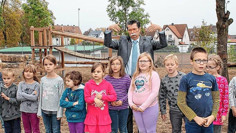 Einweihung Pausenhof Grundschule, mit im Bild Rektor Helmut Ott.