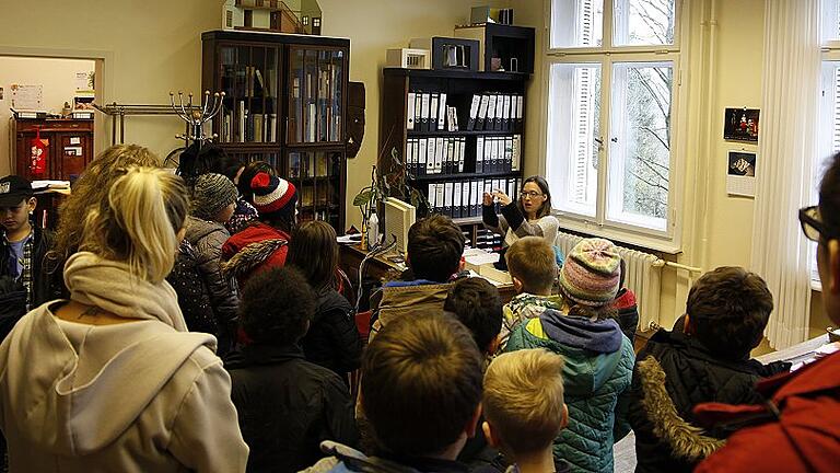 Die Kooperation zwischen der Julius-Kardinal-Döpfner-Schule und dem Theater Schloss Maßbach in diesem Schuljahr ist angelaufen und wird genutzt. Kürzlich waren die Schülerinnen und Schüler wie hier eine dritte Klasse zu Besuch im Theater und hatten neben einer Führung auch einen Probenbesuch bei &bdquo;Bambi&ldquo;.