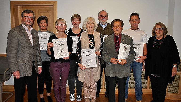 Ehrungen beim Gesangverein Harmonia: Ursula Wetzstein, Vorsitzende der Sängergruppe Rhön-Grabfeld (rechts) und Vorsitzender Manfred Staub (links) ehrten (von links) Dietlinde Staub, Helga Dietz, Lena Dietz, Vera Schmidt, Alfons Bötsch, Eugen Eschenbach und Volker Hahn. Ehrungen beim Gesangverein Harmonia: Ursula Wetzstein, Vorsitzende der Sängergruppe Rhön-Grabfeld (rechts) und Vorsitzender Manfred Staub (links) ehrten (von links) Dietlinde Staub, Helga Dietz, Lena Dietz, Vera Schmidt, Alfons Bötsch, Eugen Eschenbach und Volker Hahn.