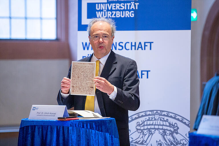 Prof. Ulrich Konrad mit dem Faksimile der Mozartbriefs von 1790. Erstmals hat der Musikforscher die darin beschriebene Reise mit allen Stationen rekonstruiert.