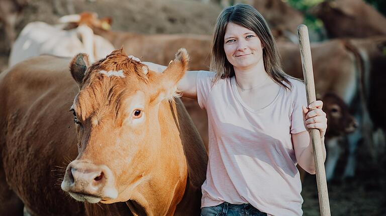 Katja Dallmann mit einem Rind auf dem elterlichen Bauernhof.