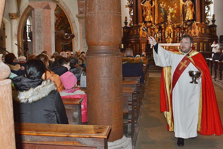 In der Karmelitenkirche von Bad Neustadt segnete Diakon Thomas Prapolinat die mitgebrachten Zweige der Gläubigen.