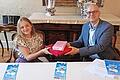 Oberbürgermeister Dirk Vogel gratulierte der Siegerin des Malwettbewerbs für das Ferienprogramm Rosalie Nürnberger.       -  Oberbürgermeister Dirk Vogel gratulierte der Siegerin des Malwettbewerbs für das Ferienprogramm Rosalie Nürnberger.