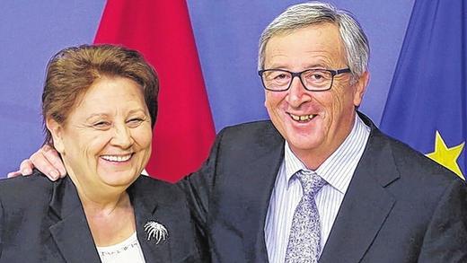 Wollen gemeinsam einiges bewegen: EU-Kommissionspräsident Jean-Claude Juncker Arm in Arm mit der lettischen Ministerpräsidentin Laimdota Straujuma. Wollen gemeinsam einiges bewegen: EU-Kommissionspräsident Jean-Claude Juncker Arm in Arm mit der lettischen Ministerpräsidentin Laimdota Straujuma.
