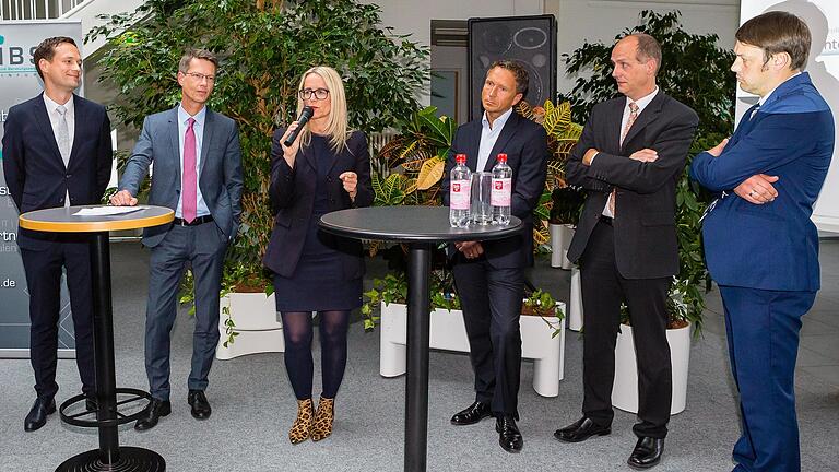Der Wirtschaftsstandort Schweinfurt stand bei der Podiumsdiskussion im Fokus. Von links nach rechts: Florian Töpper, Sebastian Remelé, Caroline Trips, Robert Mock, Robert Grebner und Sebastian Vey. Der Wirtschaftsstandort Schweinfurt stand bei der Podiumsdiskussion im Fokus. Von links nach rechts: Florian Töpper, Sebastian Remelé, Caroline Trips, Robert Mock, Robert Grebner und Sebastian Vey.
