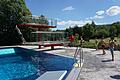 Das Bischofsheimer Freibad bietet auch zu Corona-Zeiten Abkühlung und den besonderen Badespaß. Das Bild zeigt Jugendliche am Sprungturm mit Manfred Markert. Natürlich gilt es, die Abstandsregeln einzuhalten.