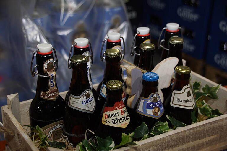Insgesamt fünf Flaschenformate muss die Anlage 'verarbeiten': Bügelverschluss, NRW- und Euro-Flasche, hier im Geschenkkorb von hinten nach vorne, außerdem die 0,33 l-Flaschen und die Limoflaschen mit dem Schraubverschluss. Insgesamt fünf Flaschenformate muss die Anlage 'verarbeiten': Bügelverschluss, NRW- und Euro-Flasche, hier im Geschenkkorb von hinten nach vorne, außerdem die 0,33 l-Flaschen und die Limoflaschen mit dem Schraubverschluss.