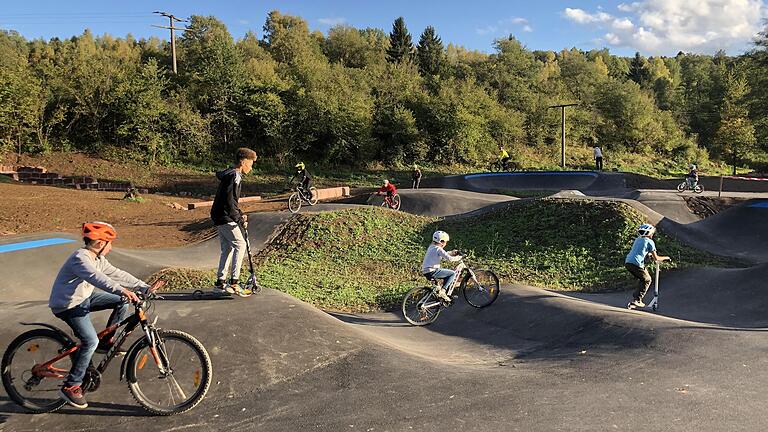 Oberleichtersbach macht sich Gedanken über ein Freizeitareal für die Jugend. Als gelungenes Beispiel  wurde der Pumptrack in Wildflecken genannt.       -  Oberleichtersbach macht sich Gedanken über ein Freizeitareal für die Jugend. Als gelungenes Beispiel  wurde der Pumptrack in Wildflecken genannt.