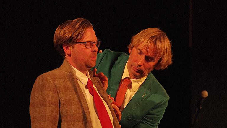 Arthur Senkrecht (rechts, Arnd Schimkat) und Sven Hussock (links) haben im Kurtheater ihr Programm „Must Be Love“ präsentiert.       -  Arthur Senkrecht (rechts, Arnd Schimkat) und Sven Hussock (links) haben im Kurtheater ihr Programm „Must Be Love“ präsentiert.