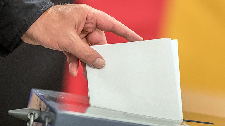 Urteil: Wahlrechtsreform von 2020 verfassungskonform.jpeg       -  Ein Wähler wirft seinen Stimmzettel zur Bundestagswahl in die Wahlurne.