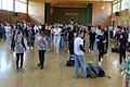 Über 140 Schülerinnen, Schüler, Lehrkräfte und Gäste folgten beim abschließenden Line Dance den Anweisungen von Lorenz Schmitt von der Tanzschule Pelzer (im Hintergrund auf der Bühne).