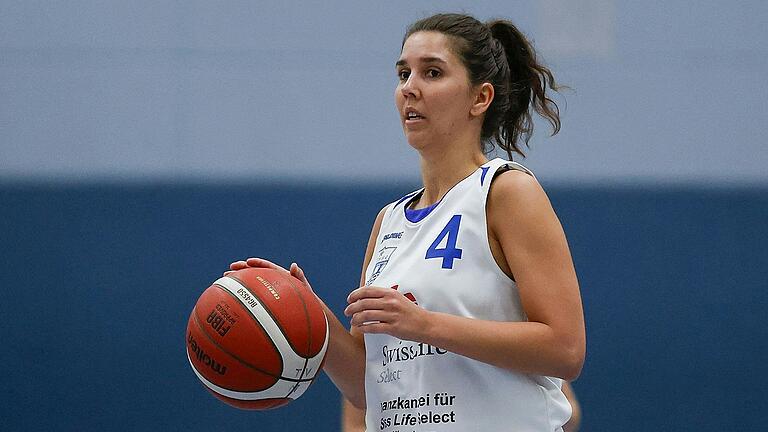 Eva Barthel vom TV Marktheidenfeld führt den Ball. Die Marktheidenfelder Basketballerinnen wollen auch in dieser Saison an den Regionalliga-Play-offs teilnehmen.