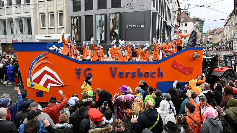 Die Versbacher Elferräte beim Faschingszug 2024 in der Würzburger Domstraße.