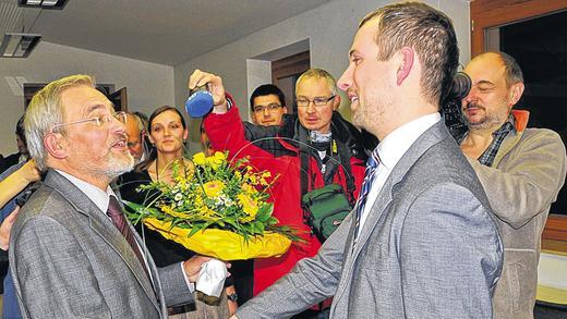 Amtsinhaber Kilian Hartmann (links) beglückwünscht seinen Nachfolger Stefan Rottmann zum Wahlsieg.