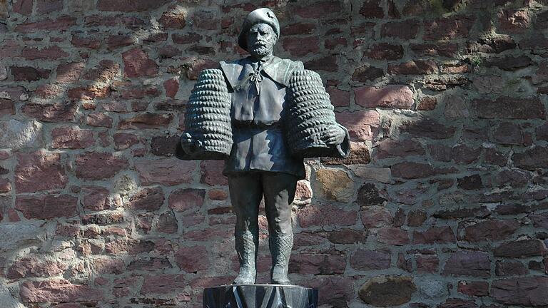 Von Imre Varga stammen in Bad Kissingen mehrere öffentliche Skulpturen, unter anderem der Peter Heil vom Eisenstädter Platz.