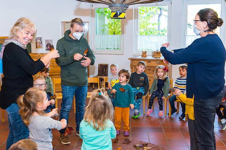 Für ihre Gruppe hat sich Kindergartenleitung Gaby Brand ein gezieltes Angebot zum Thema Herbst überlegt. Zum Abschluss durften die Kinder auf ihren Zeichenblöcken viele herbstliche Blätter malen.