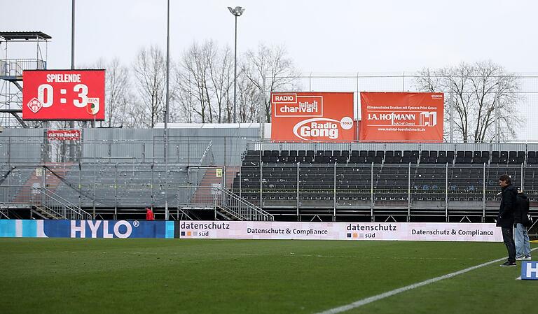 Tristesse pur: Kickers-Trainer Martin Lanig (rechts im Bild) wirkte angesichts der Niederlage nach Schlusspfiff konsterniert.&nbsp;