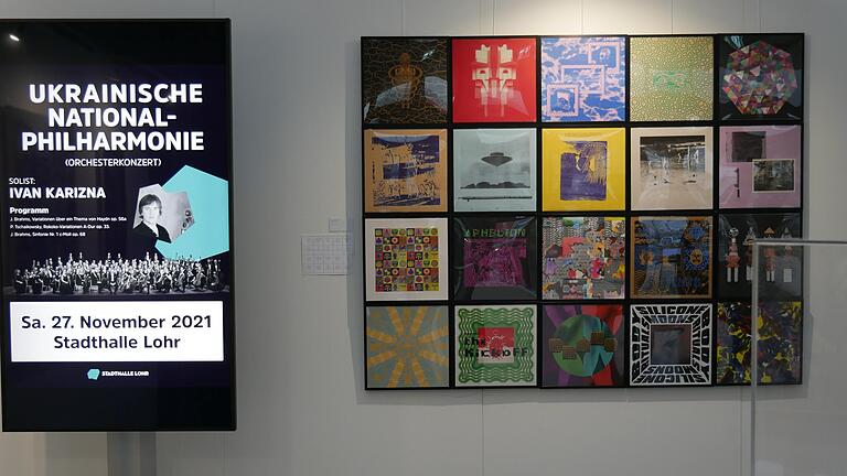 Ein Plakat im Foyer der Stadthalle zum Konzert der Ukrainischen Nationalphilharmonie neben einem Kunstwerk aus der aktuellen Ausstellung GLUT.