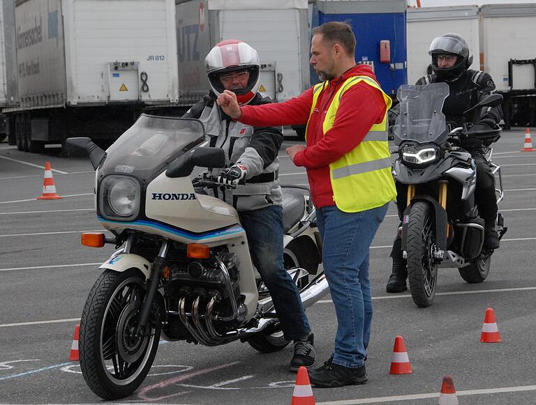 Fahrlehrer weisen die Teilnehmer an verschiedenen Stationen in ihre Aufgaben ein. Fahrlehrer weisen die Teilnehmer an verschiedenen Stationen in ihre Aufgaben ein.