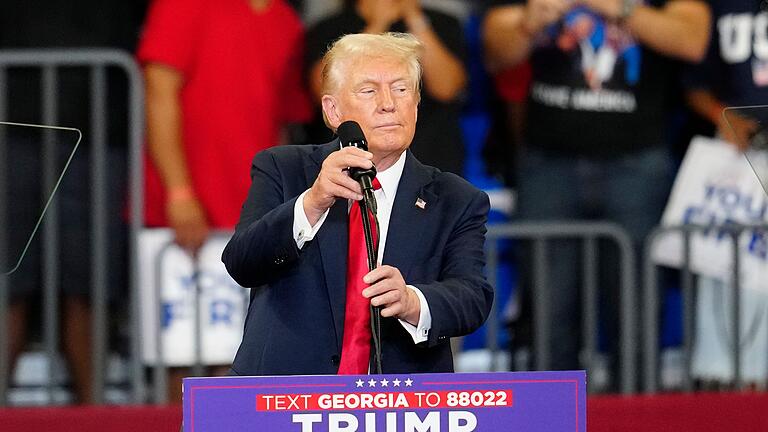 Wahlkampf in des USA - Trump in Georgia       -  Sie habe einen niedrigen IQ, behauptete Trump mit Blick auf seine Kontrahentin Harris.