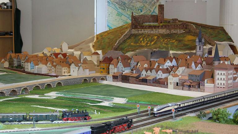 Alt-Gemünden mit Scherenburg, den Brücken und der Eisenbahn ist auf der Modellanlage zu sehen.