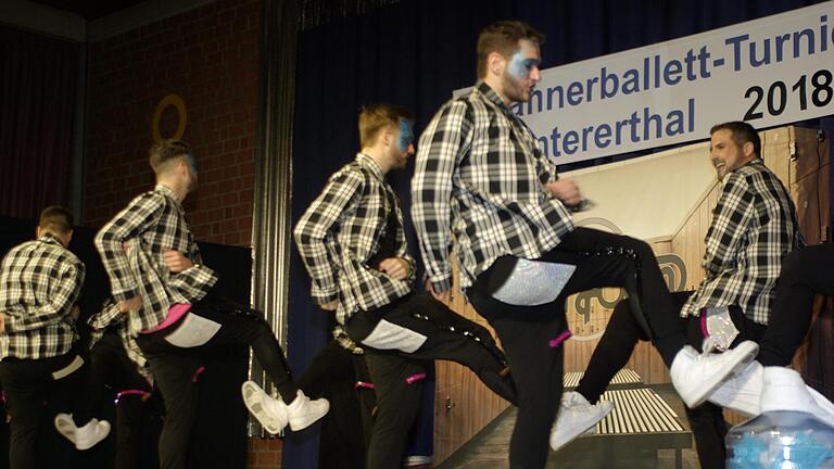 Lokalhelden sahnten ab: Platz zwei für die 'Hellöwer' aus Oberthulba und ihre Show-Einlage 'Enorm in Form'. Fotos: Winfried Ehling       -  Lokalhelden sahnten ab: Platz zwei für die 'Hellöwer' aus Oberthulba und ihre Show-Einlage 'Enorm in Form'. Fotos: Winfried Ehling