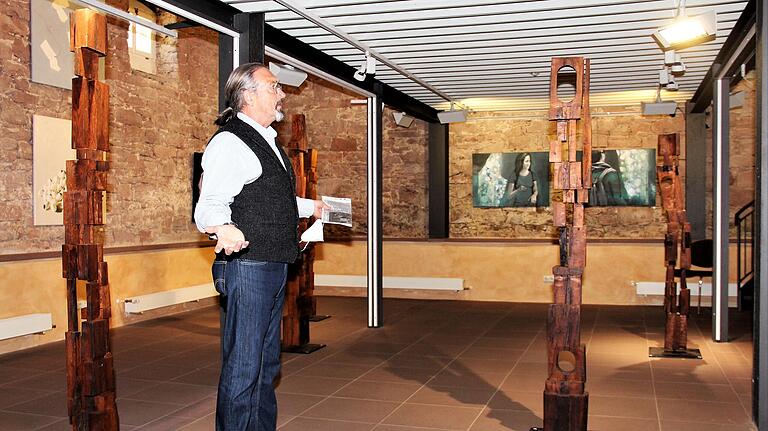Die Holz-Stelen von Lothar Steckenreiter streben in Franck-Haus nach oben. Die Holz-Stelen von Lothar Steckenreiter streben in Franck-Haus nach oben.