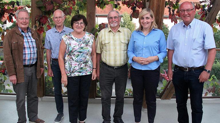 Bundestagsabgeordnete Nina Warken (Zweite von rechts) mit dem wiedergewählten Vorstand der Senioren-Union Main-Tauber (von rechts) Walter Lutz (Kreisvorsitzender), Norbert Seitz, Marlies Petzl und Jürgen Küchler (Stellvertreter) sowie Christian-Andreas Strube (Schriftführer und Pressereferent).