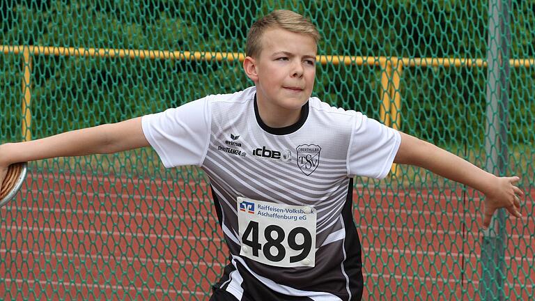 Leichtathletik-Bezirksmeisterschaft       -  Max Knüttel vom TSV Oberthulba bekam im Diskuswurf der M14 den Siegerwimpel.