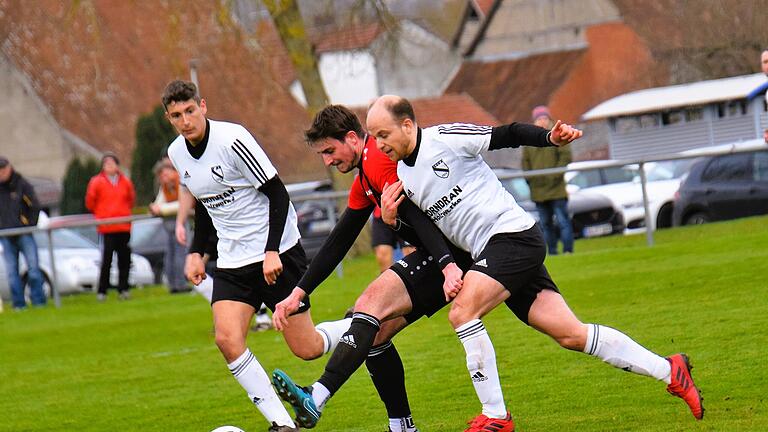 SC Diebach - SG Bad Brückenau/Römershag       -  Dieses knackige Duell um den Ball liefern sich der Diebacher Philipp Bold und Pascal Sellner von der SG Bad Brückenau.