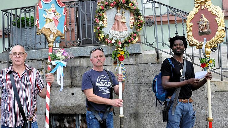 Adolf Schneider (Gernach), Eustach Kiesel (Unterspiesheim) und Jose` Gomez-Dusel trugen die Wallfahrtsbilder ihrer Gemeinden über die ca 24 Kilometer von ihren Gemeinden bis nach Dettellbach - eine bewundernswerte Leistung, denn ganz so leicht sind die Bilder nicht.