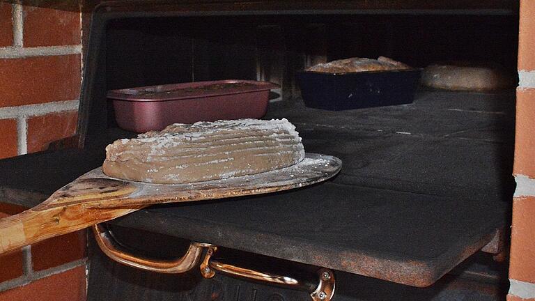 Das Brot wird im Dorfbackofen in Schwanhausen nach alten Hausrezepten gebacken. Das Brot wird im Dorfbackofen in Schwanhausen nach alten Hausrezepten gebacken.