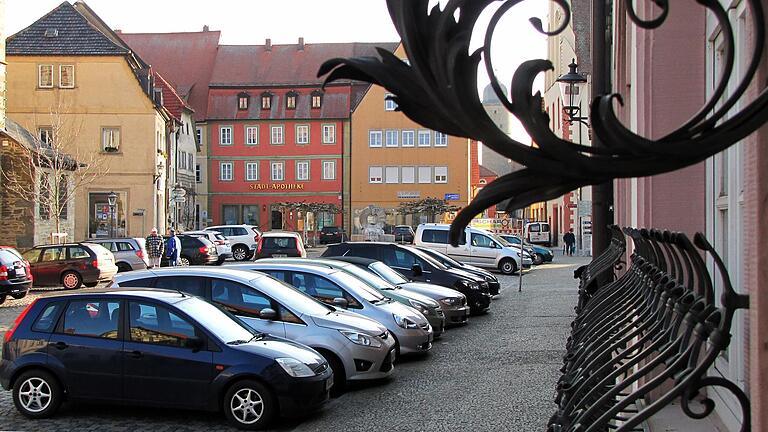 Parkplätze sind begehrt in der Altstadt. Nicht nur bei Leuten, die einkaufen oder etwas erledigen wollen. Die FW-Fraktion scheiterte im Stadtrat mit dem Antrag, für Wohnprojekte in der Altstadt mehr Parkplätze zu fordern. Parkplätze sind begehrt in der Altstadt. Nicht nur bei Leuten, die einkaufen oder etwas erledigen wollen. Die FW-Fraktion scheiterte im Stadtrat mit dem Antrag, für Wohnprojekte in der Altstadt mehr Parkplätze zu fordern. 