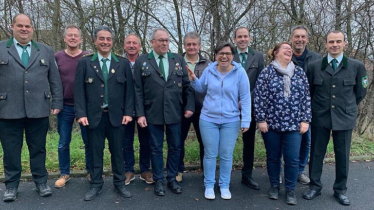 Neuwahlen standen auf der Tagesordnung des Schützenvereins Wiesenbronn. Gewählt wurden (von rechts): 1. Schützenmeister Frank Gebert, Zieler Gerhard Stenger, Schützenheimbeauftragte Svenja Paul, Jugendleiter Christian Gebert,  Schützenheimbeauftragte Kathrin Gebert, Fahnenträger Horst Paul, Kassier Armin Paul und die Ausschussmitglieder Hans Kreßmann, Metin Polat und Erhard Düll sowie 2. Schützenmeister Marco Dürner.