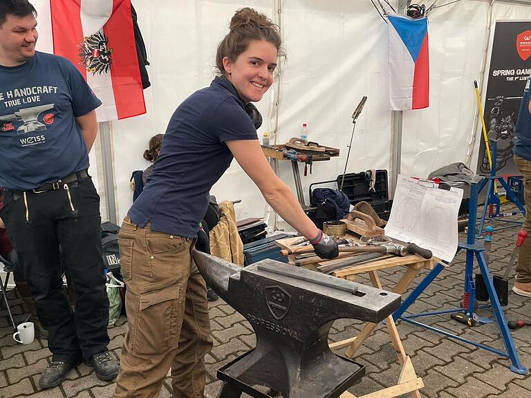 Die einzige Teilnehmerin war die Tierärztin und Hufschmiedin Franziska Jung aus Rheinland-Pfalz. Die einzige Teilnehmerin war die Tierärztin und Hufschmiedin Franziska Jung aus Rheinland-Pfalz.